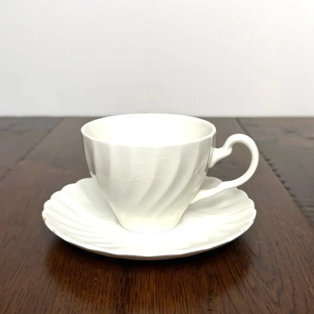 Set of 4 Vintage White Johnson Brothers Tea Cup & Saucer
